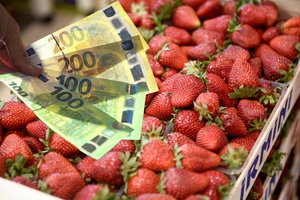 Ėjo išsigryninti pinigų braškėms pirkti, o buvo apkaltinta vagyste – gali trejiems metams atsidurti už grotų