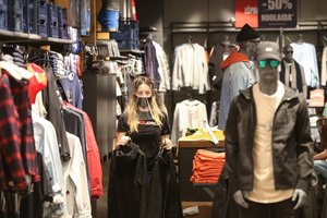 Lietuva – tarp pigiausių ES šalių, tačiau drabužiai visada kainuos brangiau nei Niujorke: išaiškino, kodėl