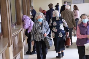 Kodėl pacientams tenka laukti eilėse arba rinktis mokamas paslaugas – poliklinikos atsakas