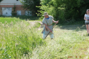Žolės pjauti – su skambančiu dalgiu: 24-erių Rytis tęsia senąsias tradicijas 
