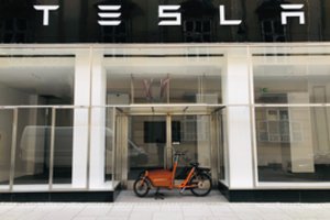 Pagrindinis „Tesla“ baterijų tiekėjas pardavė turėtas įmonės akcijas – uždirbo astronominį pelną