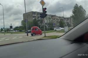 Sostinėje pastebėjo keistą transporto priemonę – važinėja pėsčiųjų takais: svarsto, ar neturėtų įsikišti pareigūnai