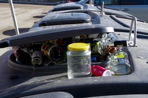 Autobusų stotelėse šiukšlės virsta per kraštus – statys kameras