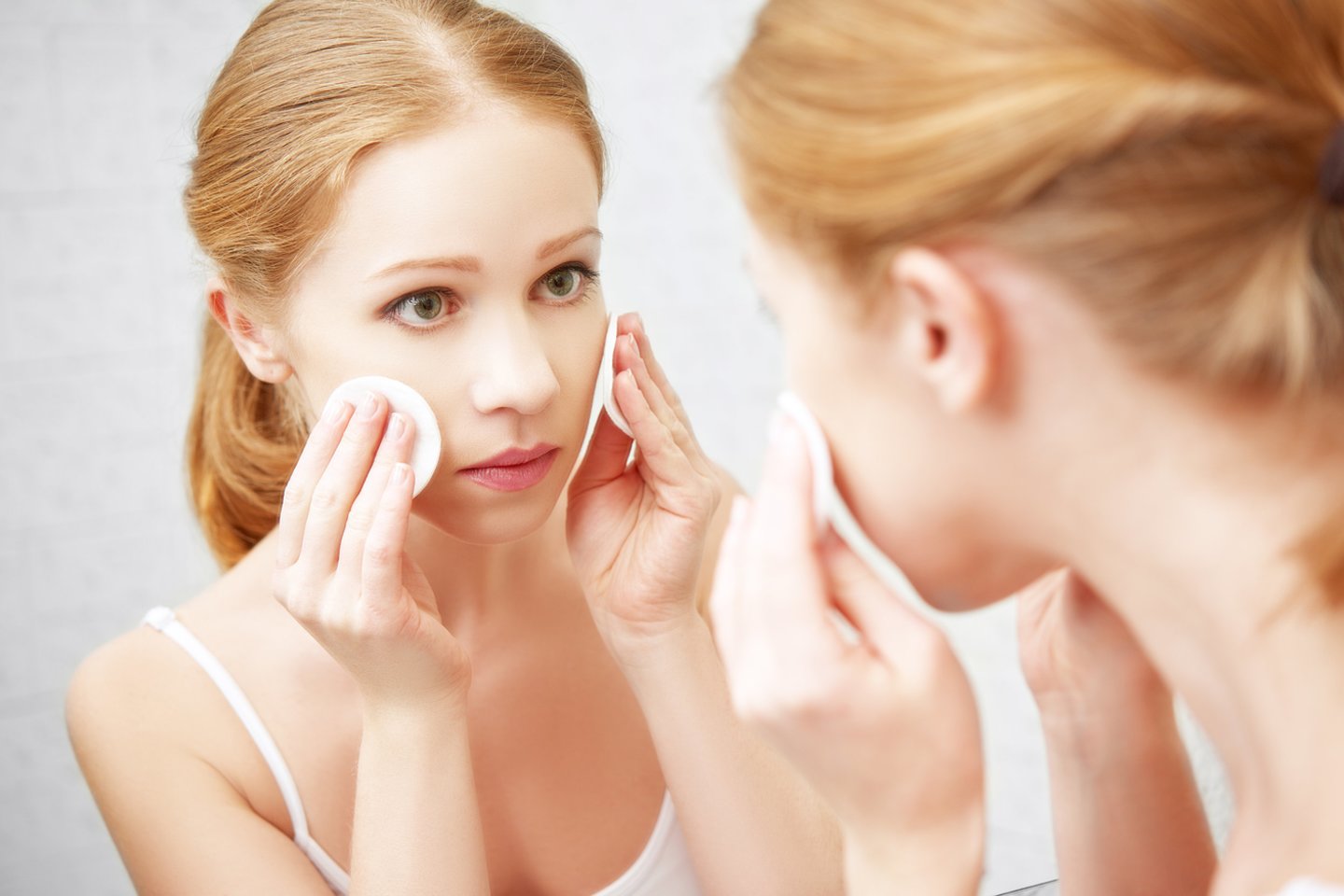 Tinkamai parinktos kosmetikos priemonės gali pagerinti odos būklę, tačiau rūpinimasis savo oda prasideda nuo rūpinimosi bendra savo organizmo būkle.<br>123rf nuotr.