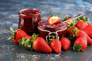 Braškių ir juodojo šokolado uogienė