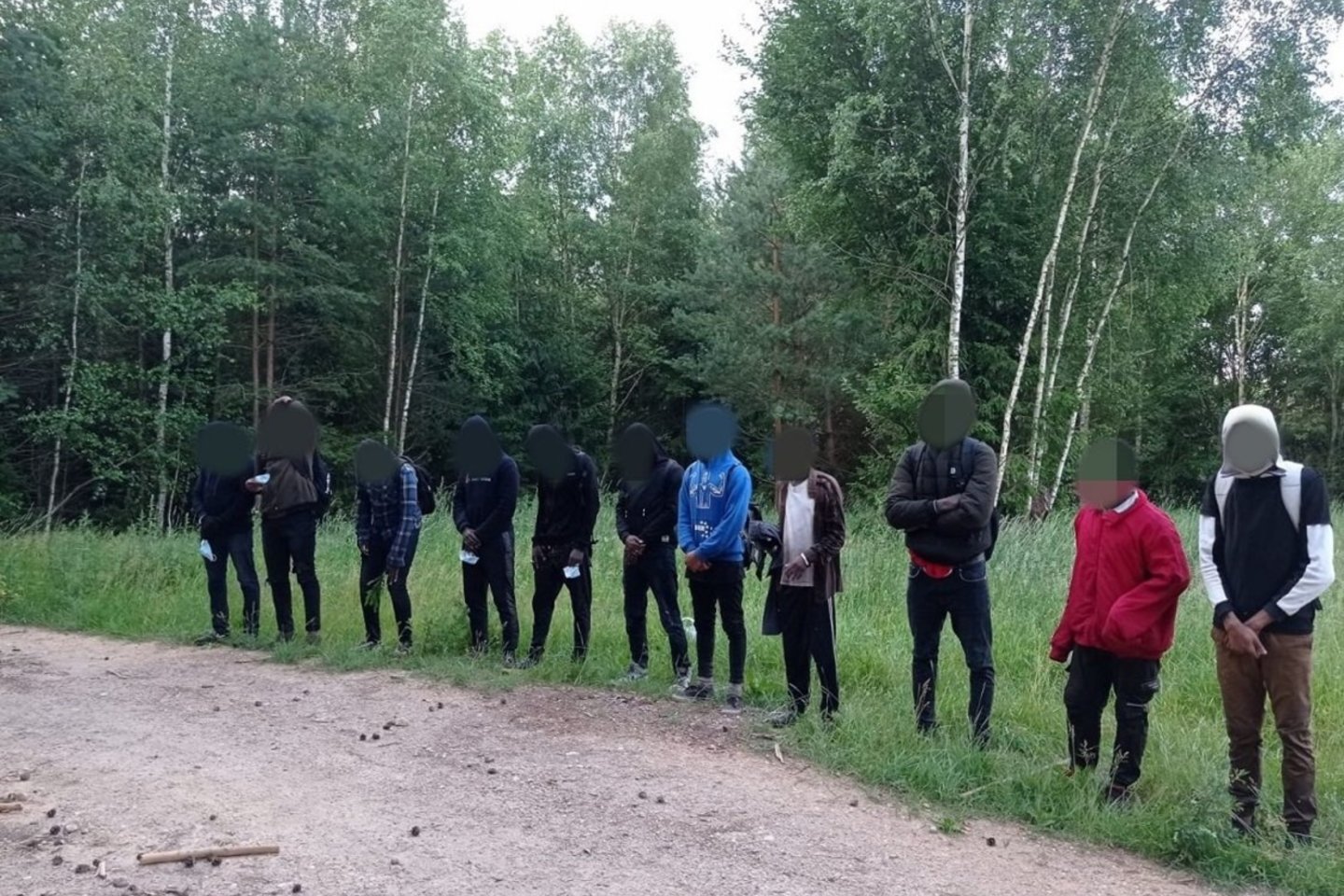 Sulaikyti dar 36 migrantai iš Baltarusijos sieną pažeidę migrantai.<br>VSAT nuotr.