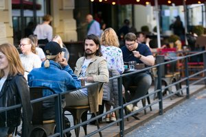 Renginiuose ir restoranuose įsigalioja nauja tvarka: valgyti ir gerti viduje – be galimybių paso