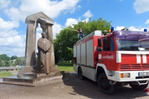 Anykščiuose vandens procedūromis mėgavosi ir Antano Baranausko paminklas