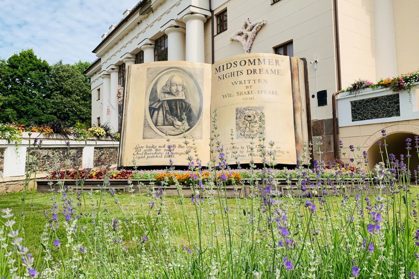 Nuo liepos 1–osios Pakruojo dvare vartus atveria ryškiausias vasaros reginys – didžiausias gėlių festivalis Šiaurės Europoje.<br>Organizatorių nuotr.