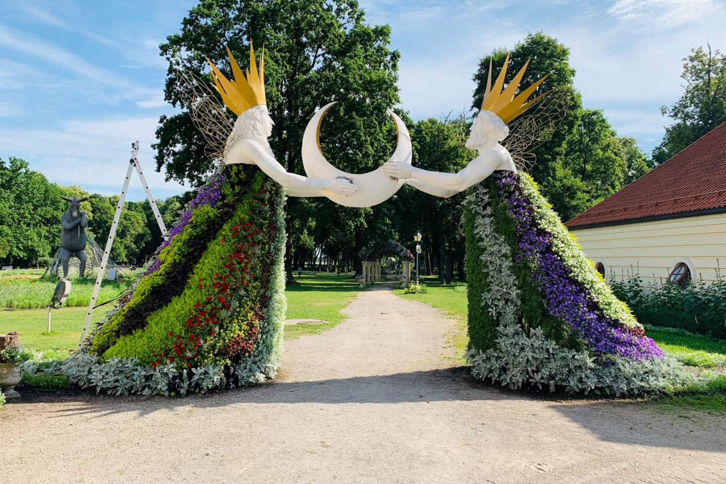 Nuo liepos 1–osios Pakruojo dvare vartus atveria ryškiausias vasaros reginys – didžiausias gėlių festivalis Šiaurės Europoje.<br>Organizatorių nuotr.