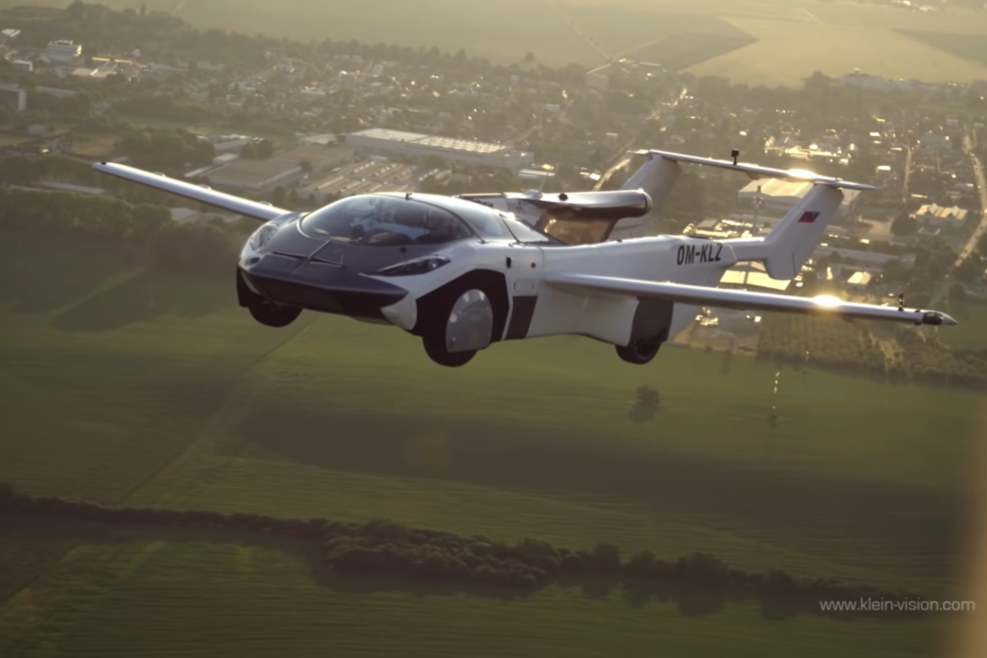 Skraidančio automobilio prototipas atliko bandomąjį skrydį tarp dviejų Slovakijos miestų ir praleido ore 35 minutes.<br>Stop kadras