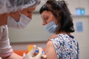 Gali pasirinkti, bet mes priversim: skiepų atsisakę rusai gali netekti pragyvenimo šaltinio