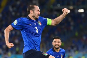 Italijos kapitonas G. Chiellini nulenkė galvą prieš belgų bulių ir perspėjo savo komandos draugus