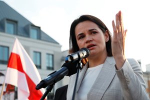 Į Lenkiją atvykusi S. Cichanouskaja tapo politikų rietenų įkaite: supykdė valdančiuosius ir sulaukė atskiro laiško 