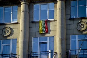 Siūlo leisti nekelti valstybės vėliavos švenčių dienomis prie namų, kuriuose niekas negyvena
