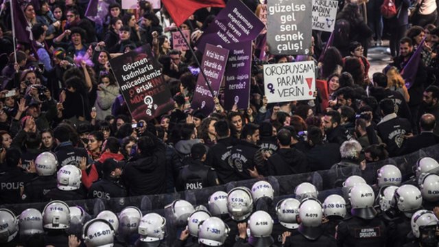 Turkijoje tūkstantinę minią išvaikė policija: buvo slopinamas protestas dėl Stambulo konvencijos