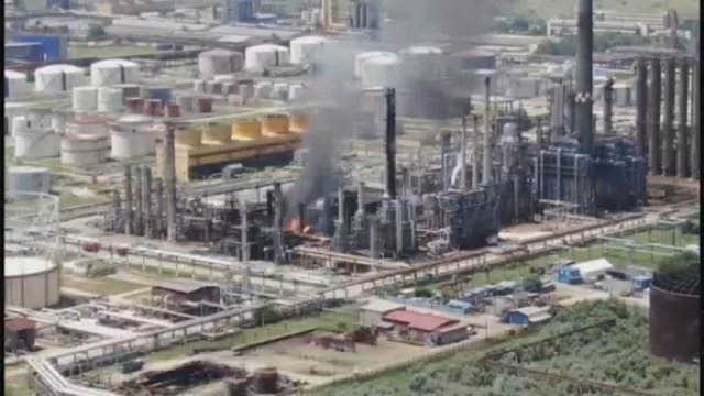Rumunijos didžiausioje naftos perdirbimo įmonėje driokstelėjo sprogimas: skaičiuojamos aukos