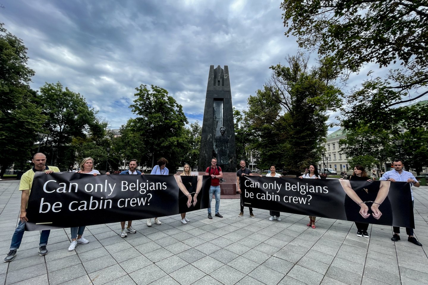  Belgijos valdžios institucijos neteisėtai sulaikė „KlasJet“ įgulą, jos nariai protestavo prie Lietuvos Vyriausybės.<br> V.Ščiavinsko nuotr.