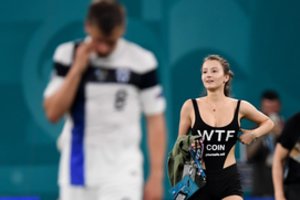 Aiškėja, kaip į Sankt Peterburgo stadioną sugebėjo išbėgti pusnuogė rusaitė – UEFA liko kvailio vietoje