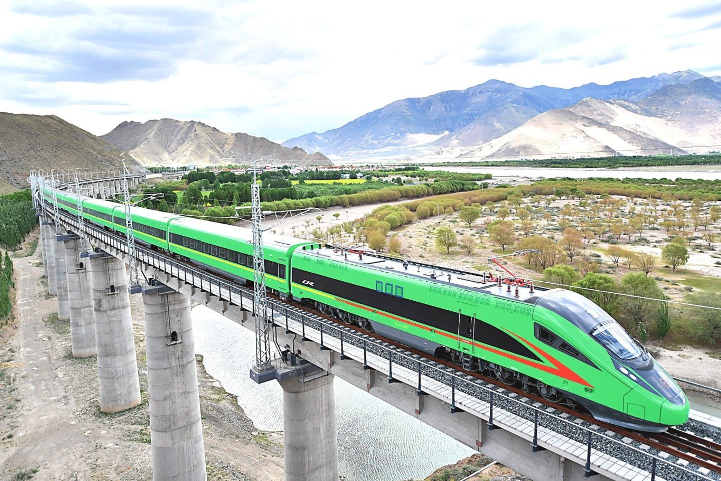 Traukinio linija Tibete Pekinui kainavo apie 4,7 mlrd. eurų. Tris ketvirtadalius šios trasos sudaro tiltai ir tuneliai.<br>„Scanpix“/„Sipa“ nuotr.
