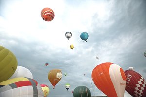 Trumpa oro balionų istorija: nuo oro žibintų iki pirmojo skrydžio Lietuvoje