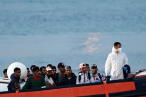 Lamanšo sąsiauryje per vieną dieną išgelbėta per 100 migrantų