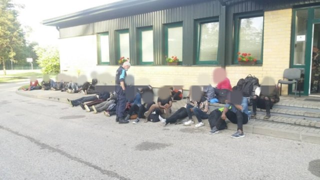 Pareigūnai sulaikė virš 100 neteisėtų migrantų: teko traukti ginklus ir ašarines dujas