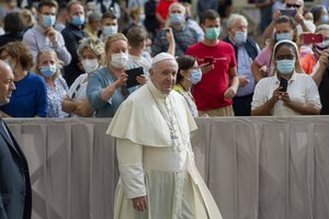 Popiežiaus kaltinimai buvusiems Vatikano pareigūnams – kaltina turto prievartavimu