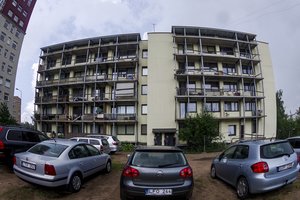 13 metų vilniečiai gyvena su balkonais be turėklų: pataisytų patys, bet niekas neleidžia