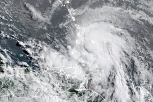 Kuboje artėjant atogrąžų audrai „Elsa“ evakuota 70 tūkst. žmonių