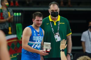 Iki skausmo simboliškas momentas: A. Sabonis įteikė apdovanojimą jo palikimą sutepusiam L. Dončičiui