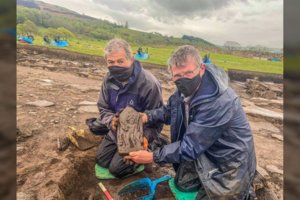 Aptiktas paslaptingas nuogo vyro raižinys