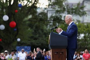 J. Bidenas mini „nepriklausomybę“ nuo COVID-19, bet įspėja, kad pandemija dar kelia grėsmę