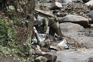 Japonijoje žemės nuošliauža pasiglemžė 3 žmonių gyvybes, dešimčių dar ieškoma