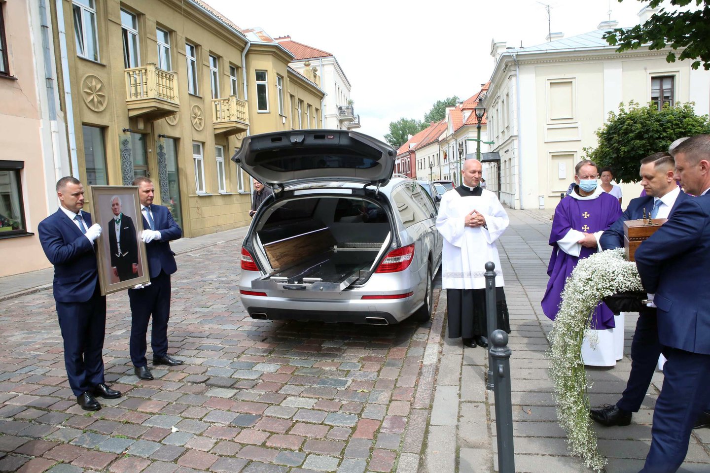  Laidotuvių ceremonija iš Kauno pasuko į Mardasavo kapines (Varėnos r.).<br> M.Patašiaus nuotr.