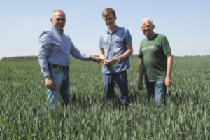 Panevėžio rajono ūkiui diriguoja senelis ir anūkas