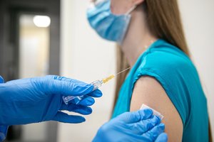 Skambina pavojaus varpais: „Pfizer“ vakcina gali būti mažiau efektyvi prieš delta atmainą