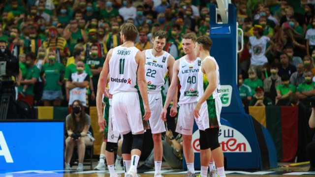 Akimirkos po skaudaus pralaimėjimo: Lietuvos vyrų krepšinio rinktinė svajonę atidės bent trejiems metams 