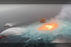 Vaizdas lyg iš fantastinio filmo: prakiurus dujotiekiui įlankoje kilo gaisras