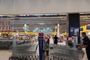Atėjusiems apsipirkti teko apsisukti – dėl techninių priežasčių buvo uždaryta „Akropolio“ „Maxima“