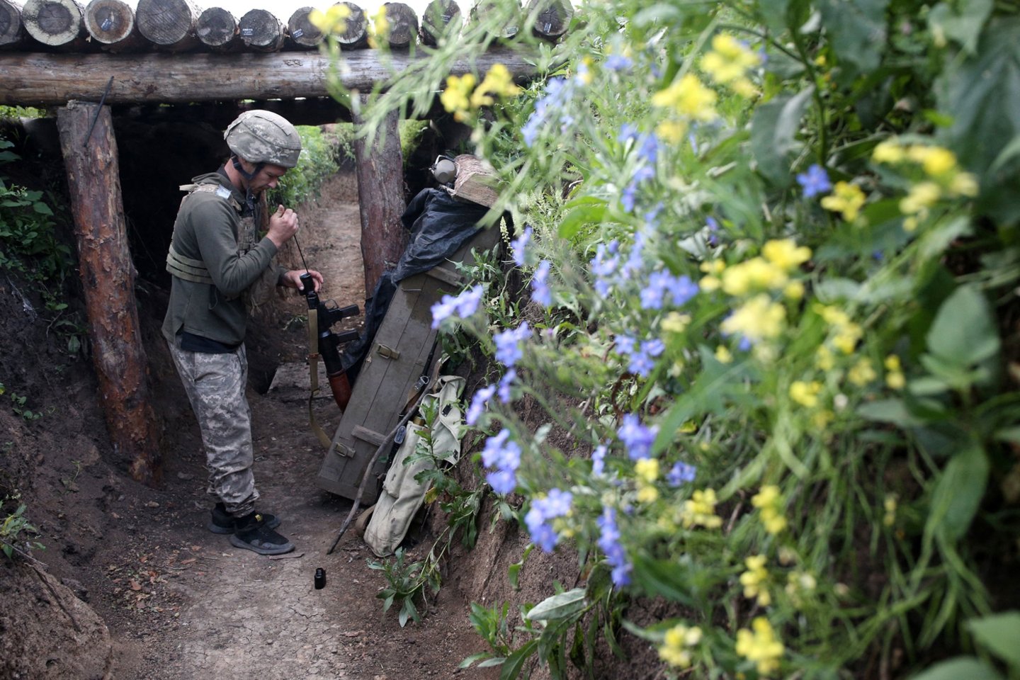  Rytų Ukrainoje per separatistų atakas žuvo du kariai.<br> AFP/Scanpix nuotr.