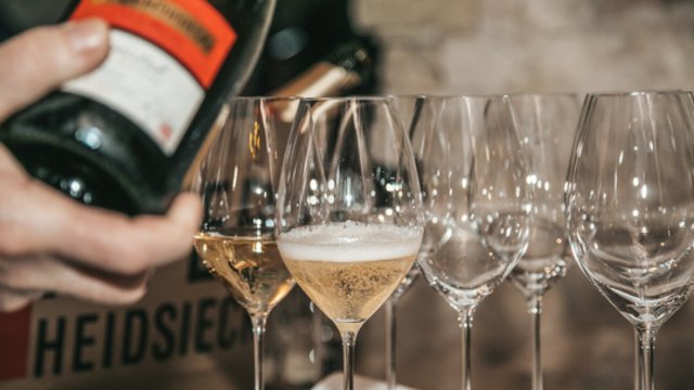 Šampano karai: prancūzai vyndariai niršta dėl Rusijos užmojo savintis gėrimą
