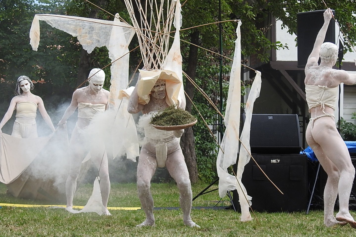 Teatro šamanas B.Šarka su partneriais pristatė  performansą "Sausos gyslos, šlapios žarnos".<br> G.Pilaičio nuotr.
