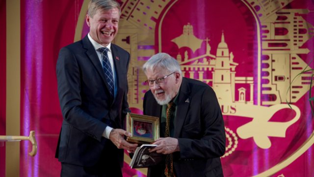 Iškilmingoje ceremonijoje V. Landsbergiui suteiktas Vilniaus miesto garbės piliečio vardas
