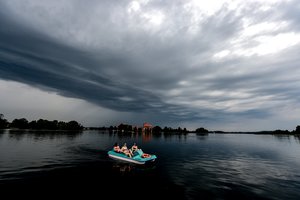 Sinoptikai: orai įkais iki 33 laipsnių, bet greitai nušniokš liūtys ir net gali pabirti kruša
