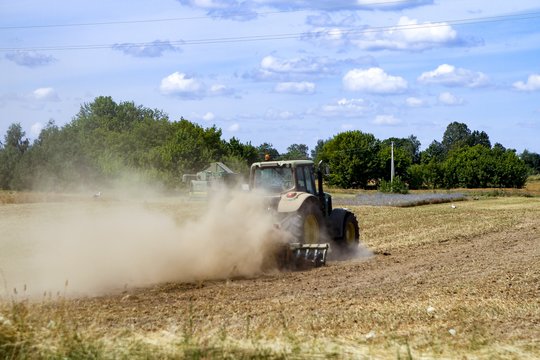 Zarasų r. apvirtus traktoriui žuvo vyras