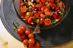 Pomidorų ir baklažanų salotos – tikras vasaros hitas