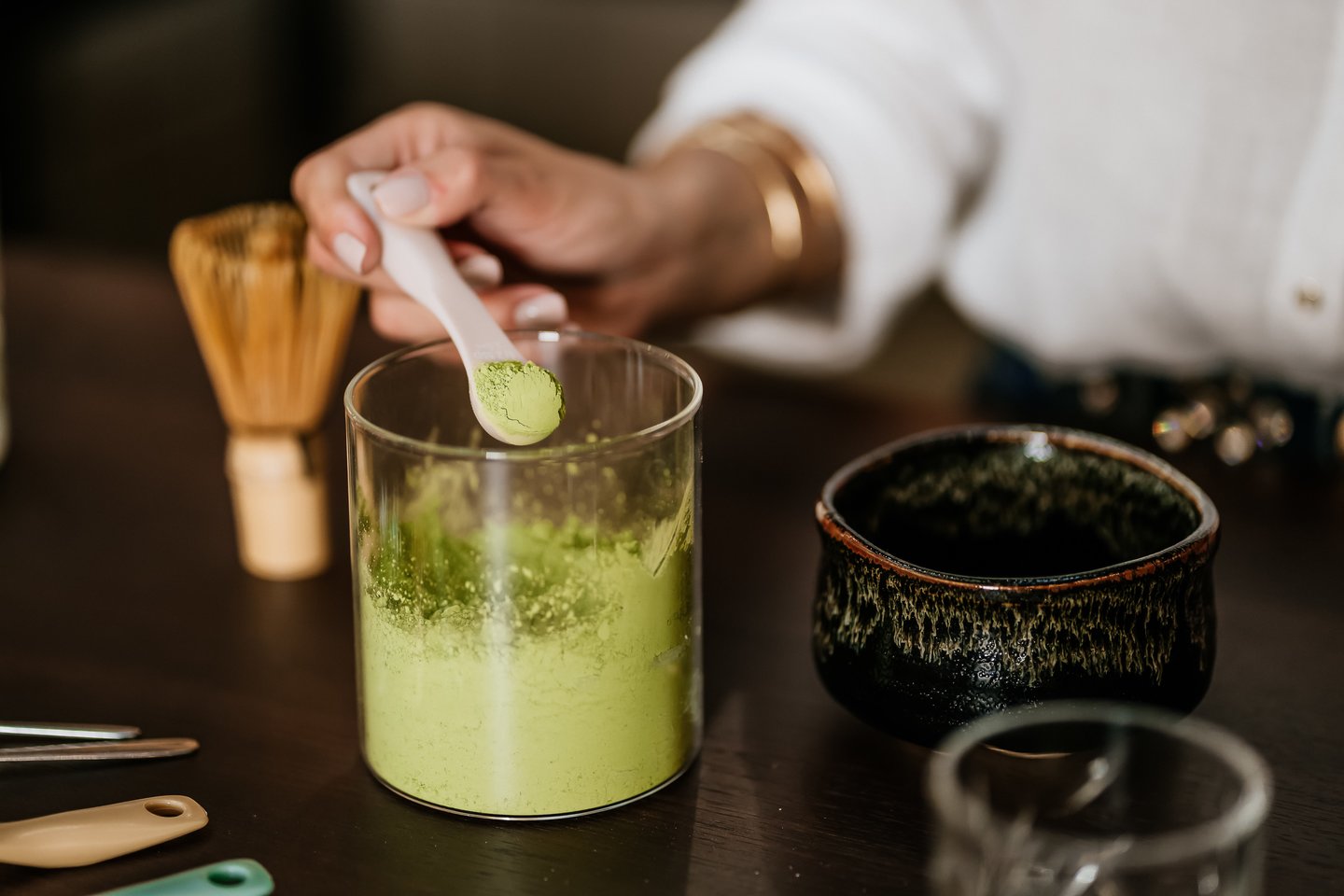 Vaida Skaisgirė dalyvavo žaliosios arbatos miltelių – „matcha latte“ – gaminimo dirbtuvėse.<br>Viktorijos Zaičenko nuotr.