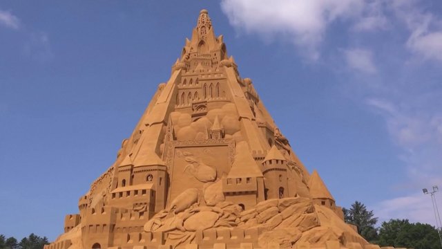 Tokio rekordo dar nesate matę: pasigrožėkite 21 metro aukščio smėlio skulptūra