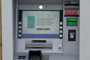 Bankomate rastus pinigus pasiėmęs vyras turės atsakyti už vagystę